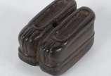 Netsuke em madeira, esculpido no formato de sap... - Netsuke em madeira, esculpido no formato de sapatinhos, séc. XIX.