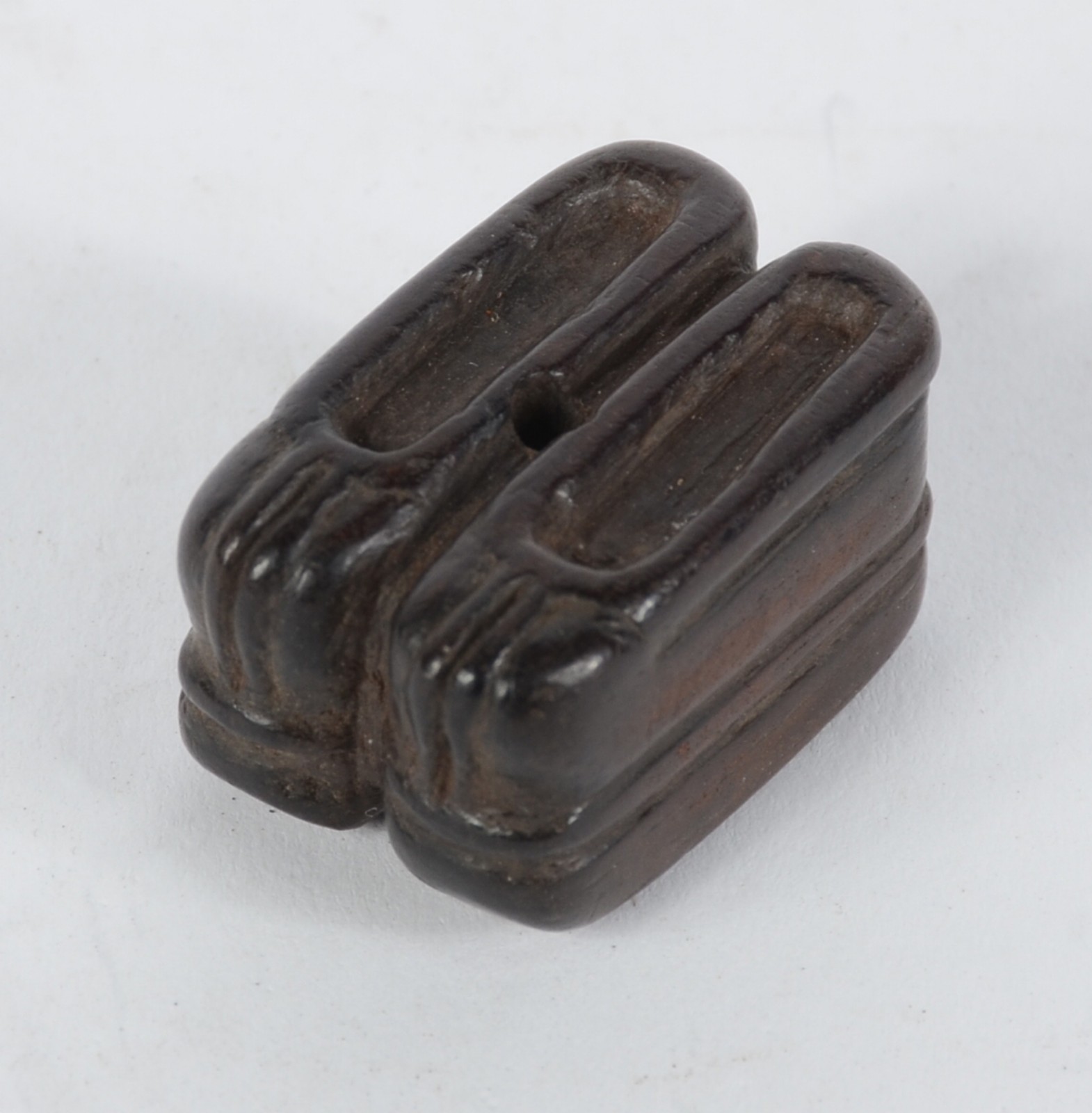 Netsuke em madeira, esculpido no formato de sapatinhos, séc. XIX. - foto 2 de 6