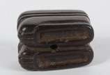 Netsuke em madeira, esculpido no formato de sap... - Netsuke em madeira, esculpido no formato de sapatinhos, séc. XIX.