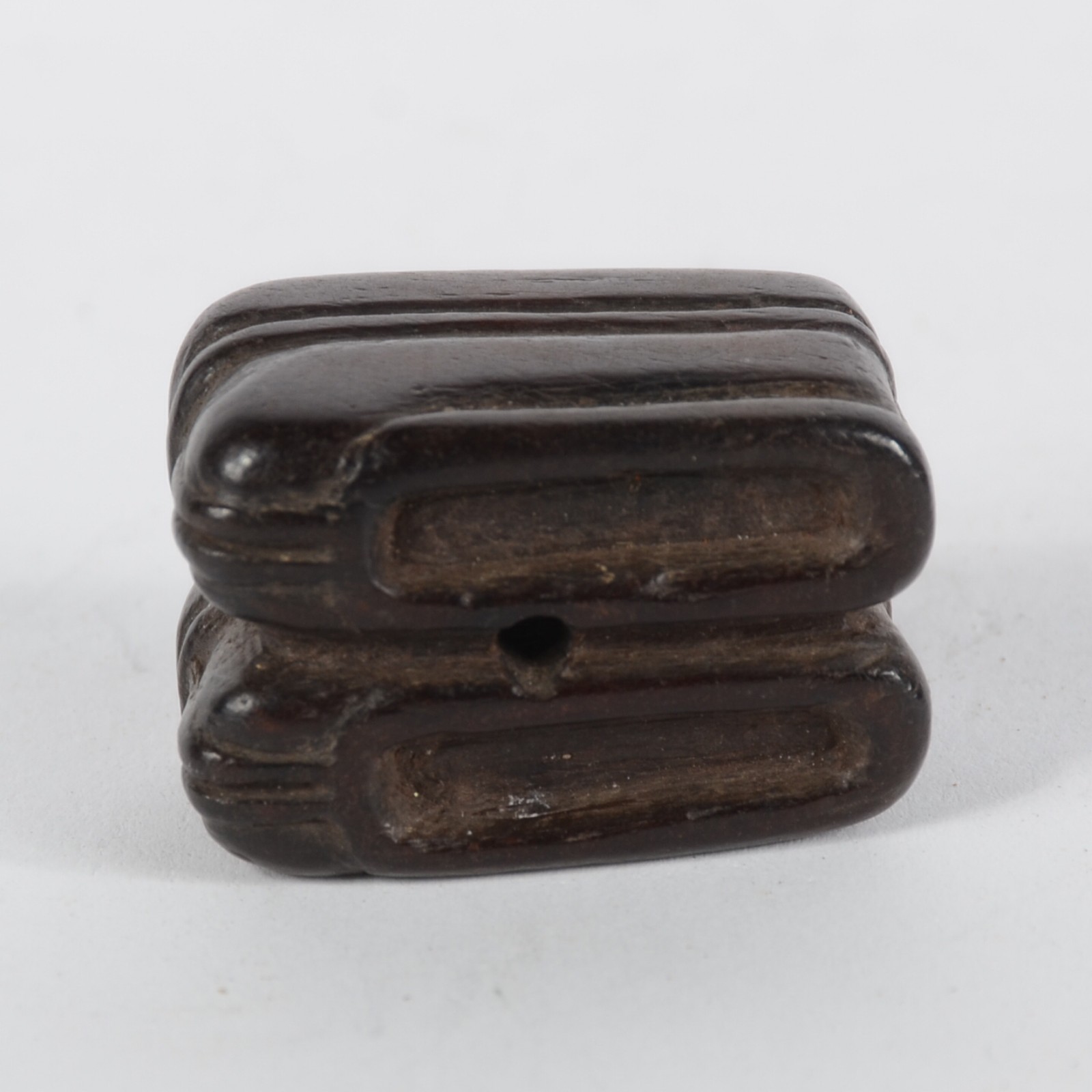 Netsuke em madeira, esculpido no formato de sapatinhos, séc. XIX. - foto 4 de 6