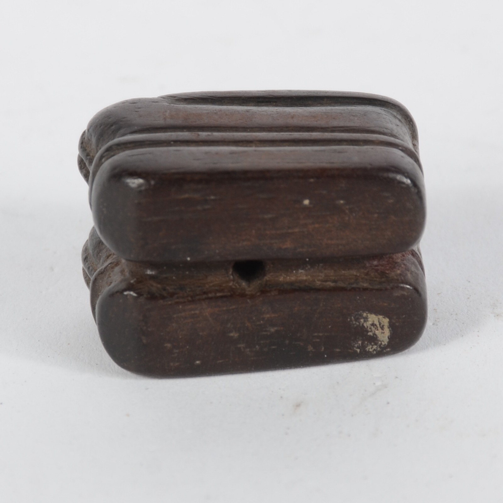Netsuke em madeira, esculpido no formato de sapatinhos, séc. XIX. - foto 6 de 6