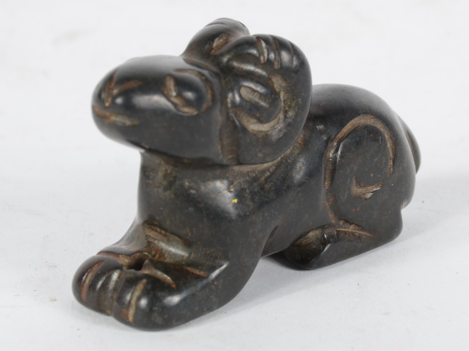 Antiga e rara estatueta chinesa em meteorito magnético preto... - foto 1 de 6