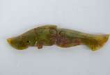 Escultura chinesa em jade amarelo esverdeado co... - Escultura chinesa em jade amarelo esverdeado com manchas, representando tubarão