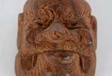 Netsuke esculpido em madeira de pinho, represen... - Netsuke esculpido em madeira de pinho, representando máscara de Tengu, séc.XIX.