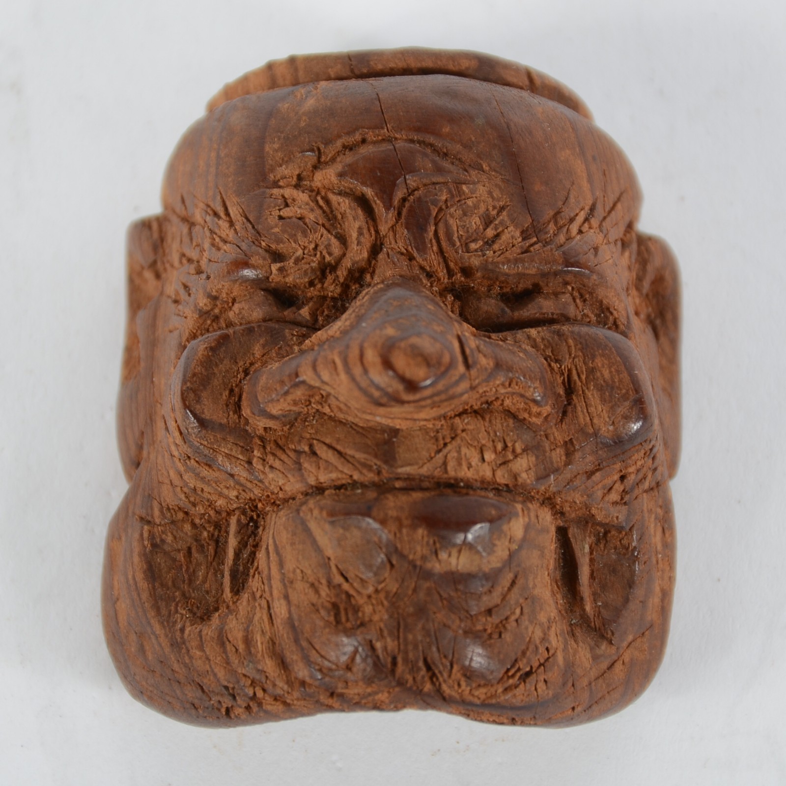 Netsuke esculpido em madeira de pinho, representando máscara de... - foto 1 de 2
