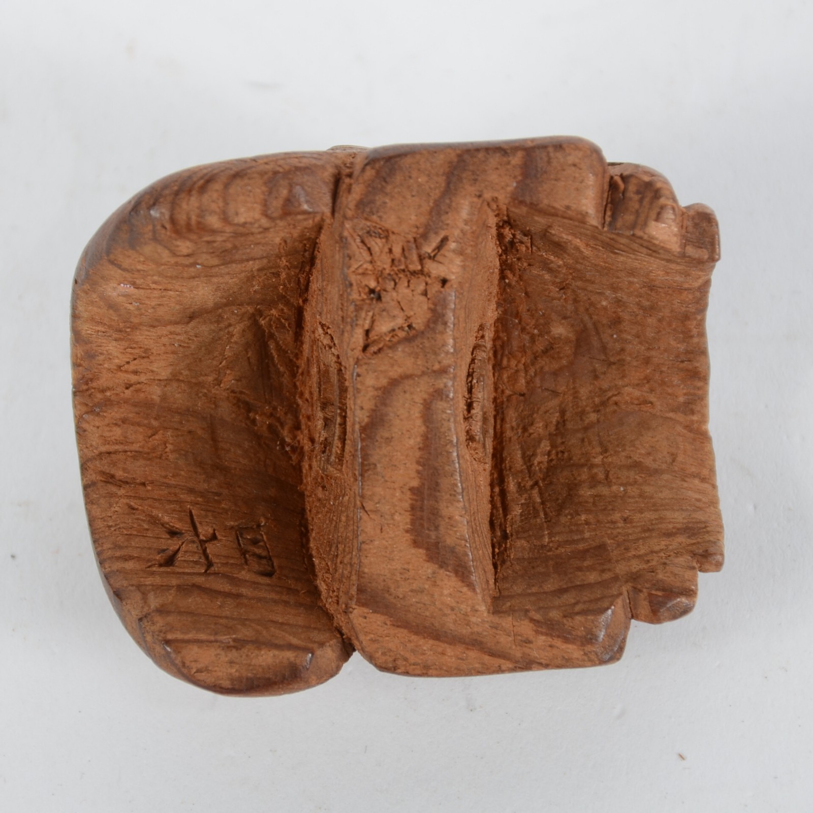 Netsuke esculpido em madeira de pinho, representando máscara de... - foto 2 de 2