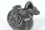 Raro netsuke em “Umoregi”, tipo de lignito, tur... - Raro netsuke em “Umoregi”, tipo de lignito, turfa fossilizada muito valorizada no Japão por apresentar um polimento de alto brilho. Peça esculpi...