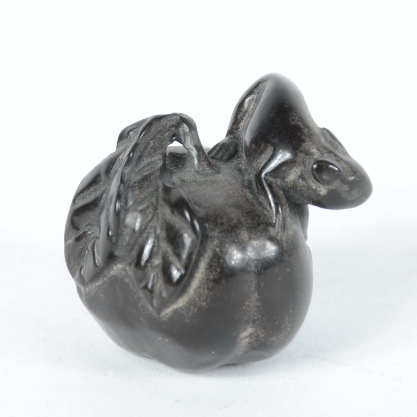 Raro netsuke em “Umoregi”, tipo de lignito, turfa fossilizada muito... - foto 1 de 5