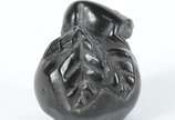 Raro netsuke em “Umoregi”, tipo de lignito, tur... - Raro netsuke em “Umoregi”, tipo de lignito, turfa fossilizada muito valorizada no Japão por apresentar um polimento de alto brilho. Peça esculpi...