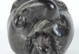 Raro netsuke em “Umoregi”, tipo de lignito, tur... - Raro netsuke em “Umoregi”, tipo de lignito, turfa fossilizada muito valorizada no Japão por apresentar um polimento de alto brilho. Peça esculpi...