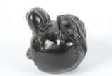 Raro netsuke em “Umoregi”, tipo de lignito, tur... - Raro netsuke em “Umoregi”, tipo de lignito, turfa fossilizada muito valorizada no Japão por apresentar um polimento de alto brilho. Peça esculpi...