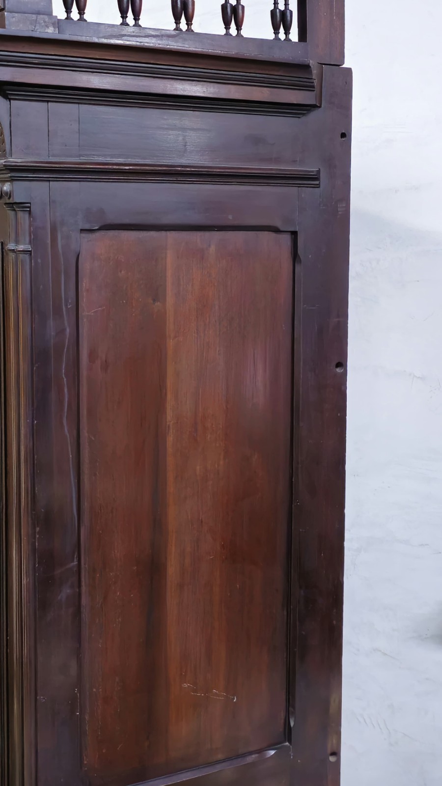 Armário de madeira nobre, porta com espelho de cristal bisotado... - foto 8 de 8