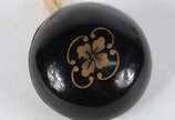 Netsuke estilo “Manju”, em laca preta com emble... - Netsuke estilo “Manju”, em laca preta com emblema floral dourado, de família aristocrática, séc. XIX. Assinado na parte interna.