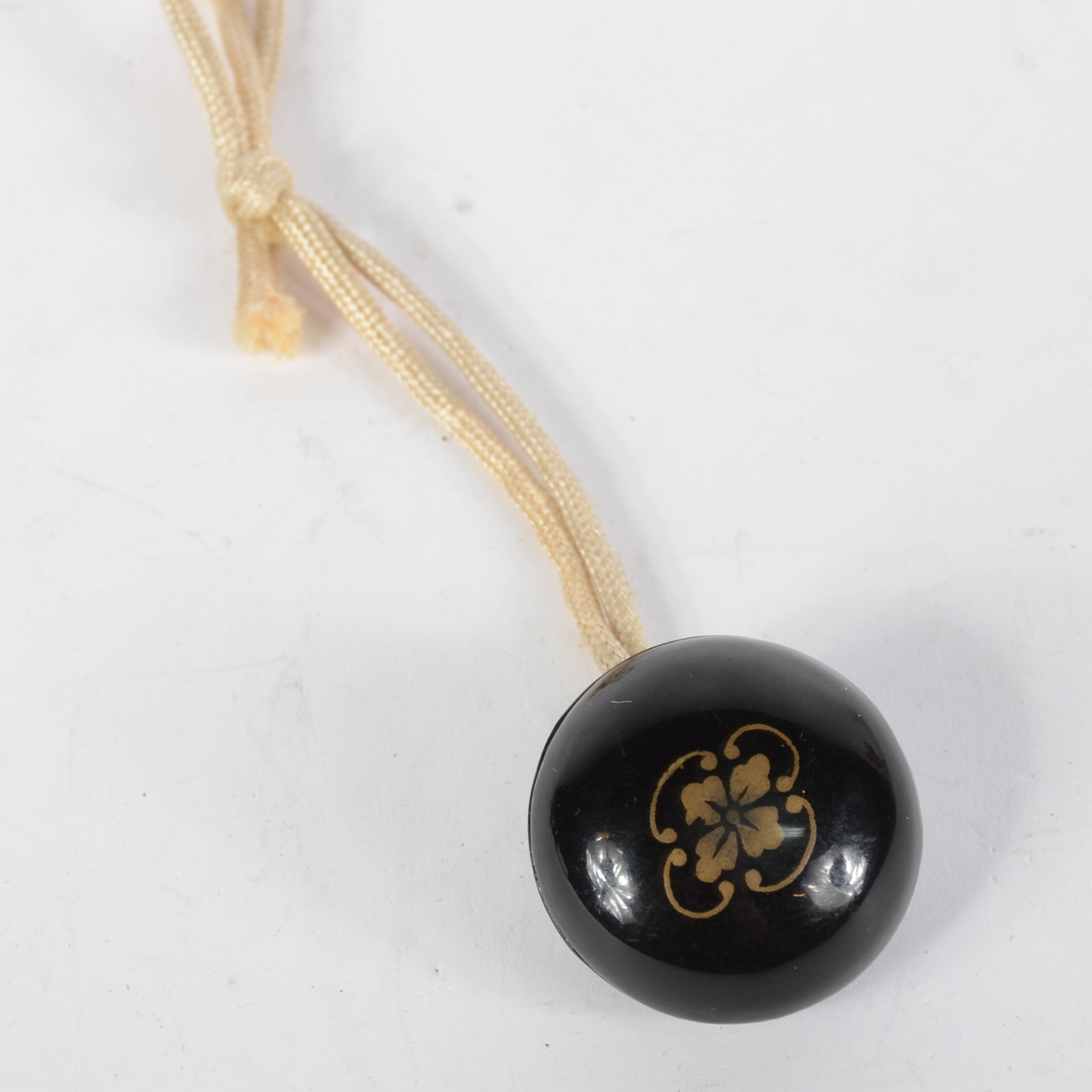 Netsuke estilo “Manju”, em laca preta com emblema floral dourado, de... - foto 3 de 5
