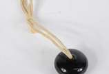 Netsuke estilo “Manju”, em laca preta com emble... - Netsuke estilo “Manju”, em laca preta com emblema floral dourado, de família aristocrática, séc. XIX. Assinado na parte interna.
