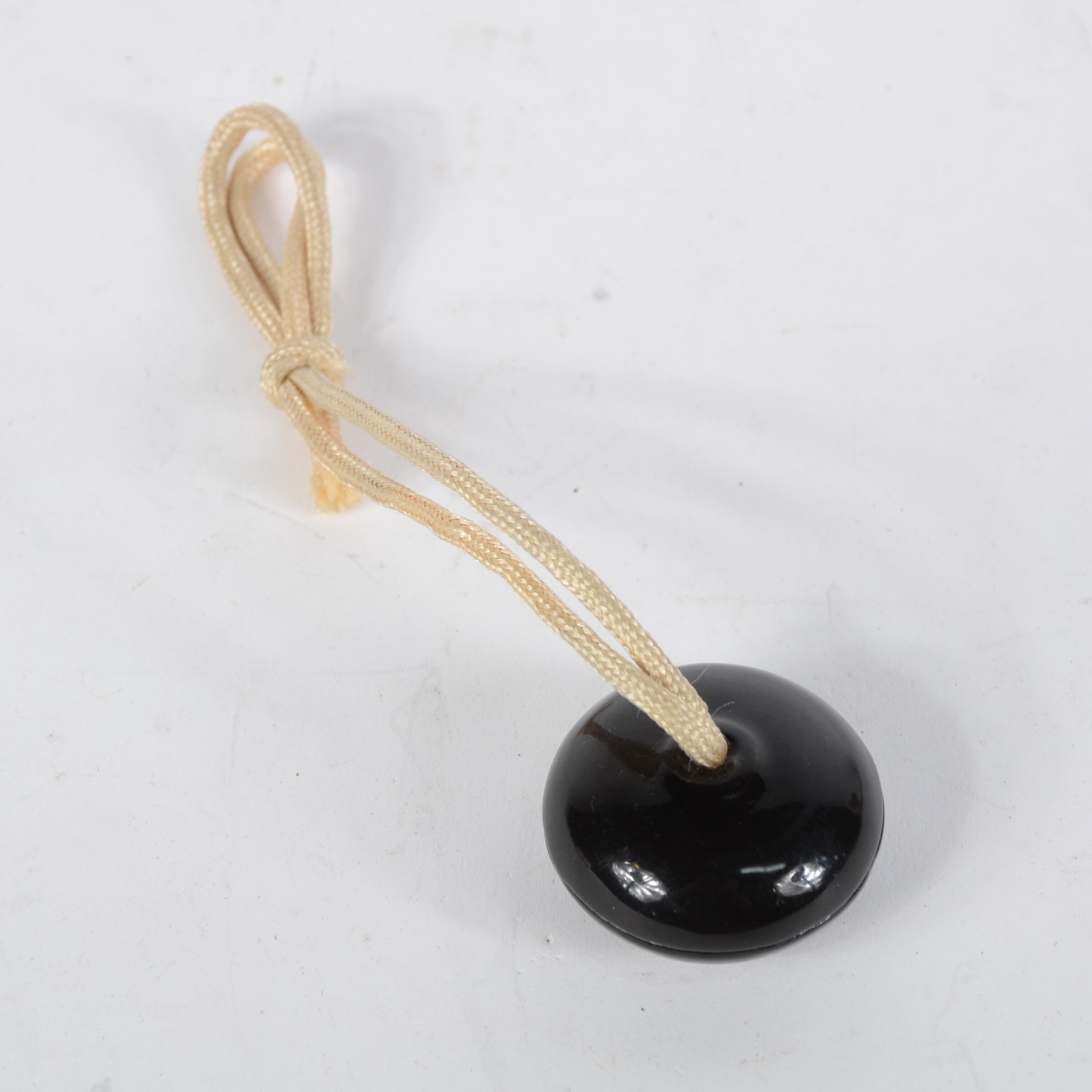 Netsuke estilo “Manju”, em laca preta com emblema floral dourado, de... - foto 4 de 5