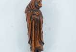 Raro netsuke para criança, esculpido em madeira... - Raro netsuke para criança, esculpido em madeira, representando raposa com vestes de monge. Assinado Shozan (1780-1832), no verso. Peça reproduzi...