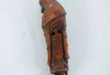 Raro netsuke para criança, esculpido em madeira... - Raro netsuke para criança, esculpido em madeira, representando raposa com vestes de monge. Assinado Shozan (1780-1832), no verso. Peça reproduzi...