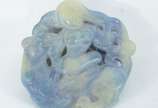 Antigo e raro adorno circular chinês em jade tr... - Antigo e raro adorno circular chinês em jade translúcido de cor azul com manchas esverdeadas, representando divindade com tigre.
