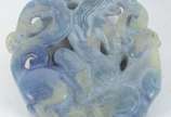 Antigo e raro adorno circular chinês em jade tr... - Antigo e raro adorno circular chinês em jade translúcido de cor azul com manchas esverdeadas, representando divindade com tigre.