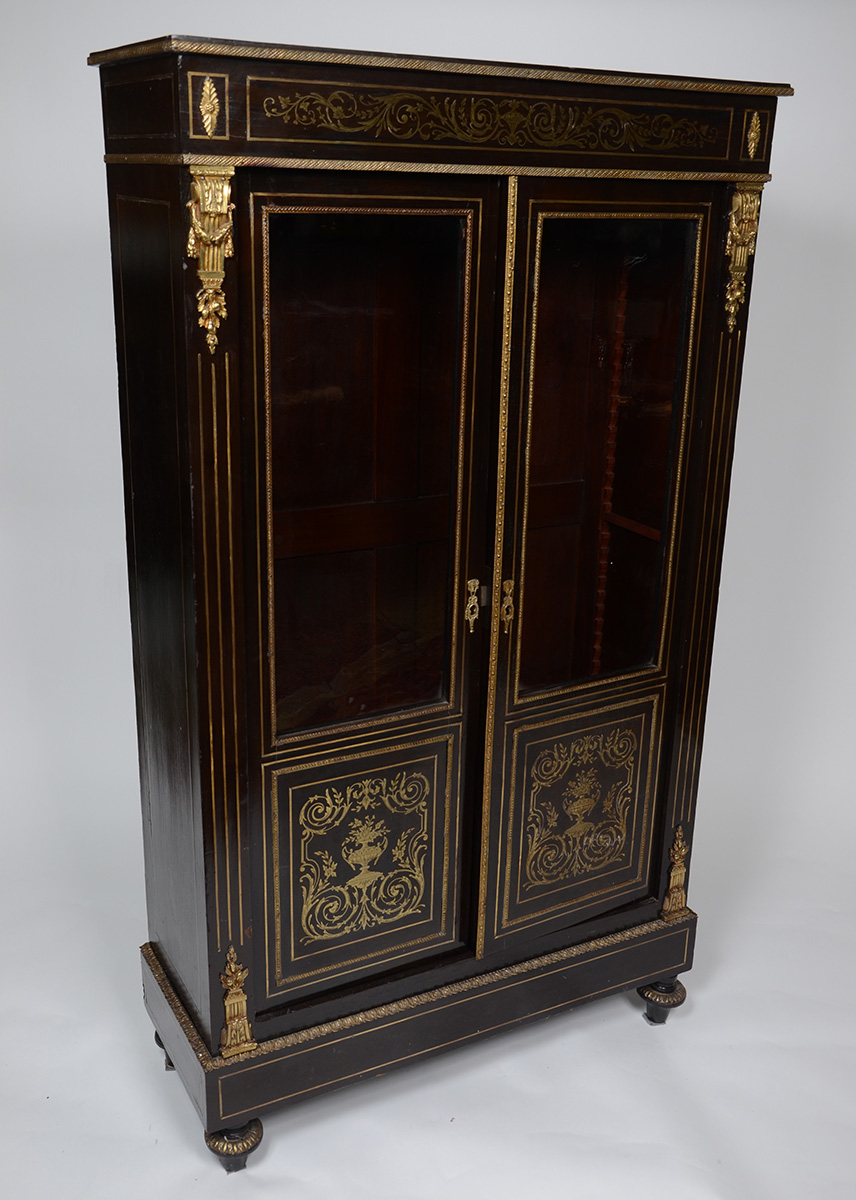 Móvel vitrine estilo Boulle francês, de madeira com incrustações de...