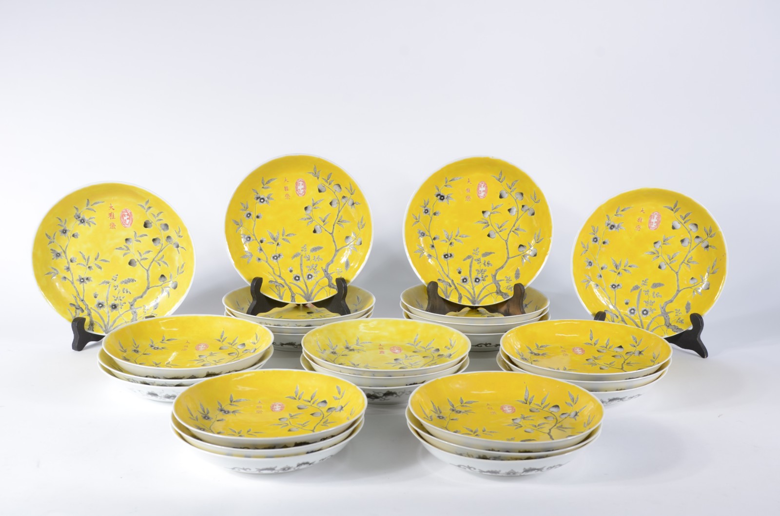 Conjunto com 25 pratos de porcelana chinesa "Grisaille" de fundo... - foto 1 de 6