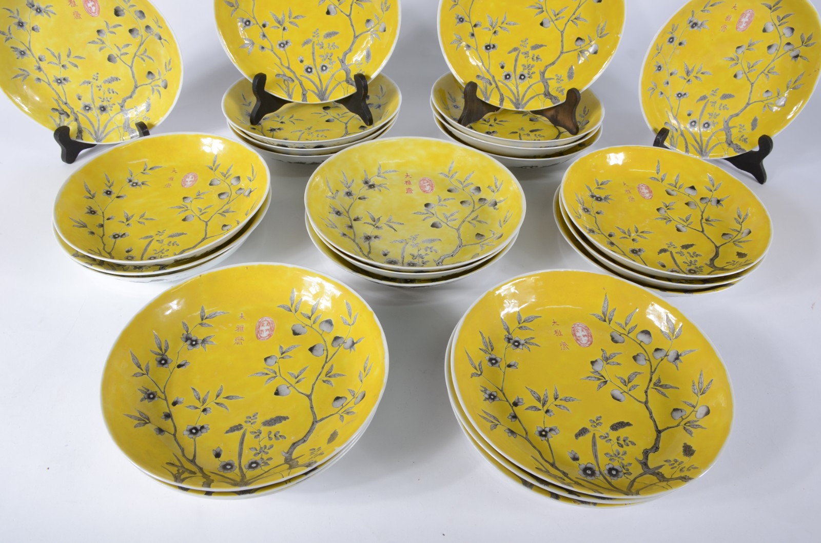 Conjunto com 25 pratos de porcelana chinesa "Grisaille" de fundo... - foto 2 de 6