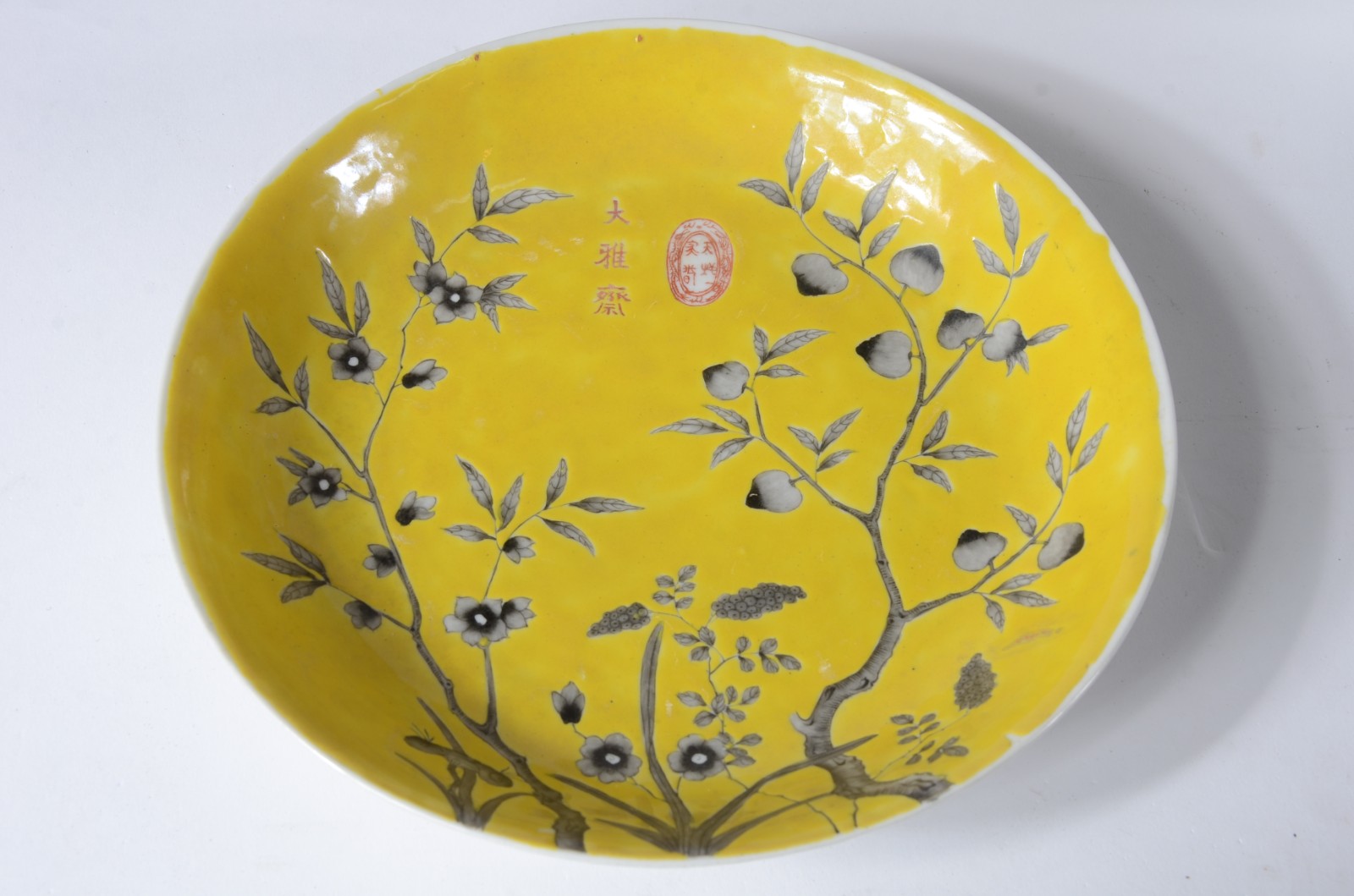 Conjunto com 25 pratos de porcelana chinesa "Grisaille" de fundo... - foto 3 de 6