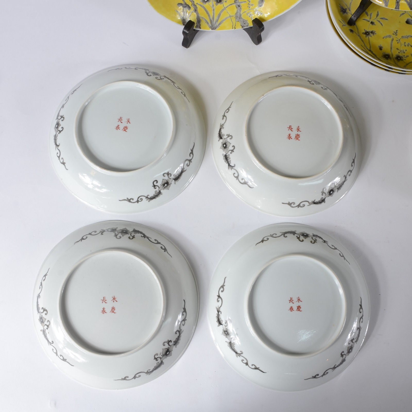 Conjunto com 25 pratos de porcelana chinesa "Grisaille" de fundo... - foto 6 de 6