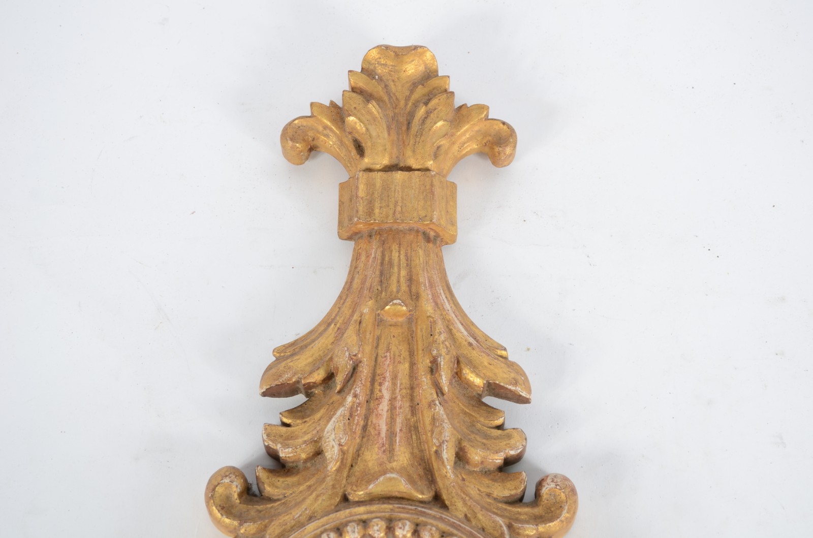 Barômetro decorativo com moldura de madeira entalhada e dourada. - foto 4 de 5