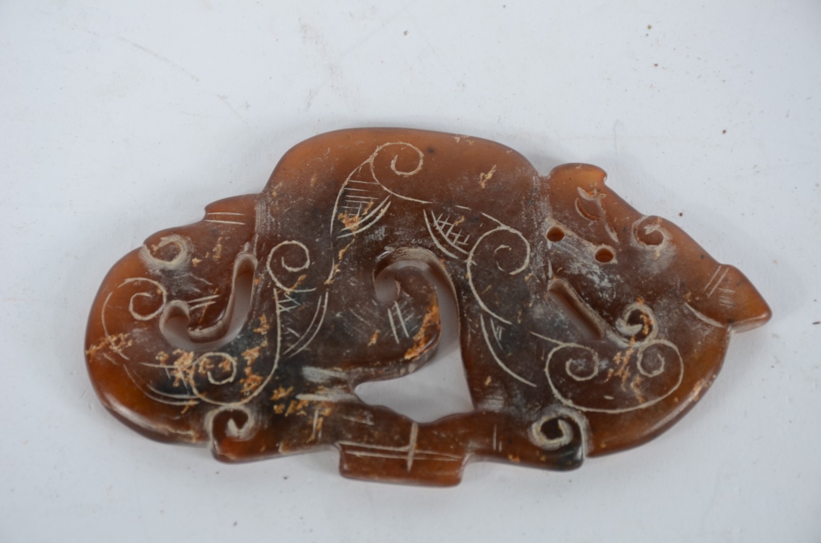 Antiga e rara escultura chinesa em placa de jade de tonalidades... - foto 1 de 2