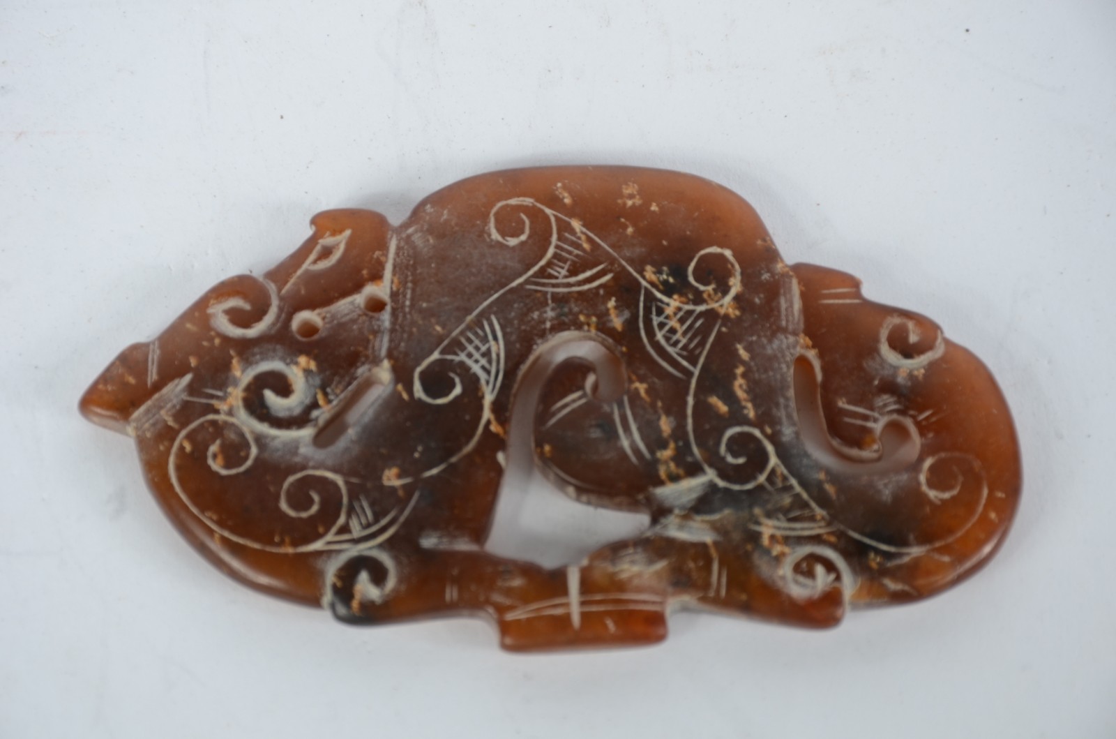 Antiga e rara escultura chinesa em placa de jade de tonalidades... - foto 2 de 2
