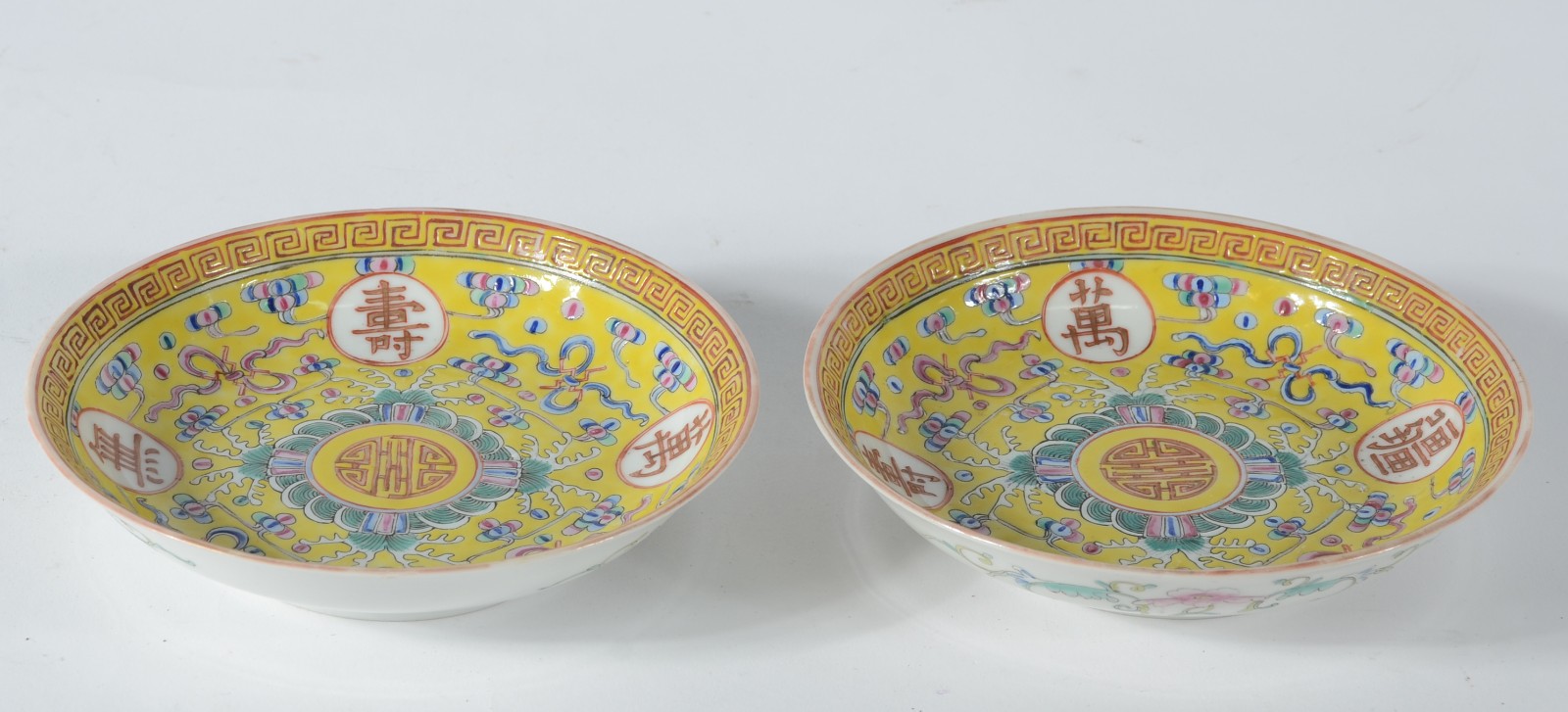 Par de pratos de porcelana chinesa policromada sobre fundo amarelo... - foto 1 de 7