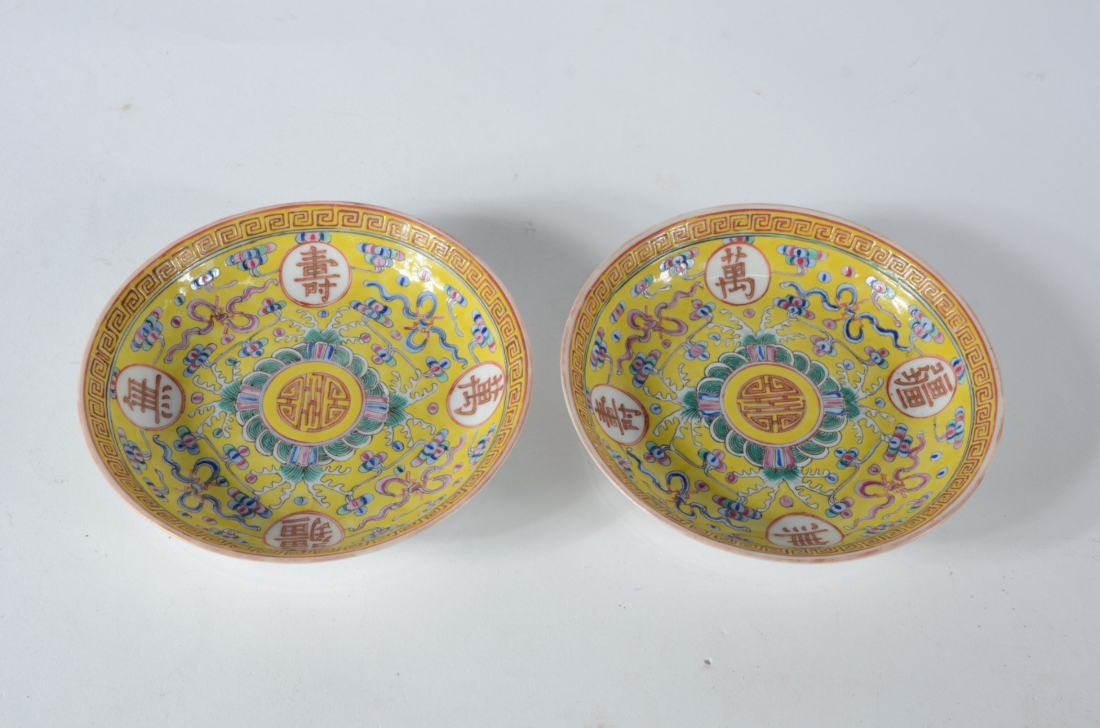 Par de pratos de porcelana chinesa policromada sobre fundo amarelo... - foto 2 de 7