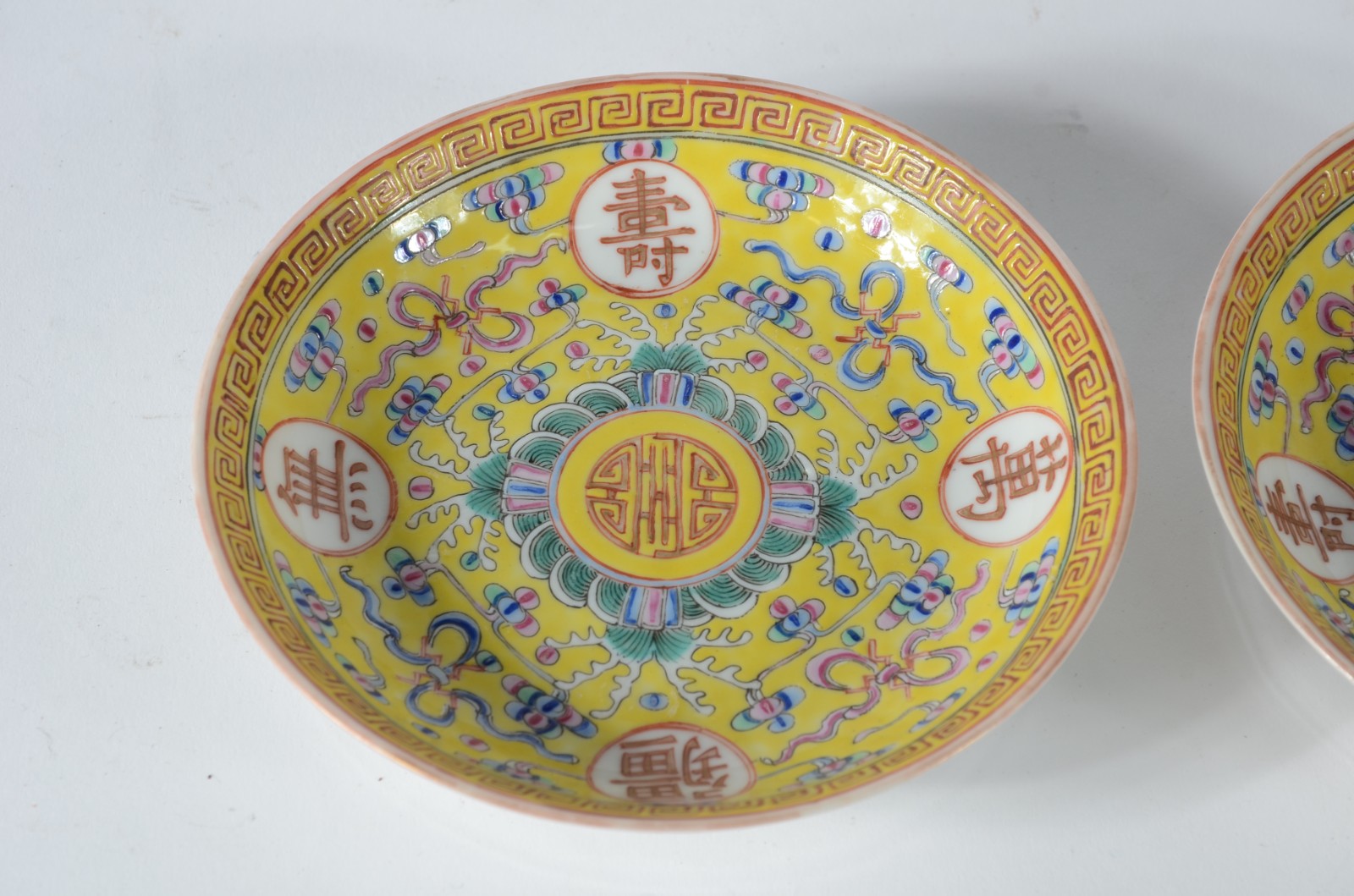 Par de pratos de porcelana chinesa policromada sobre fundo amarelo... - foto 3 de 7