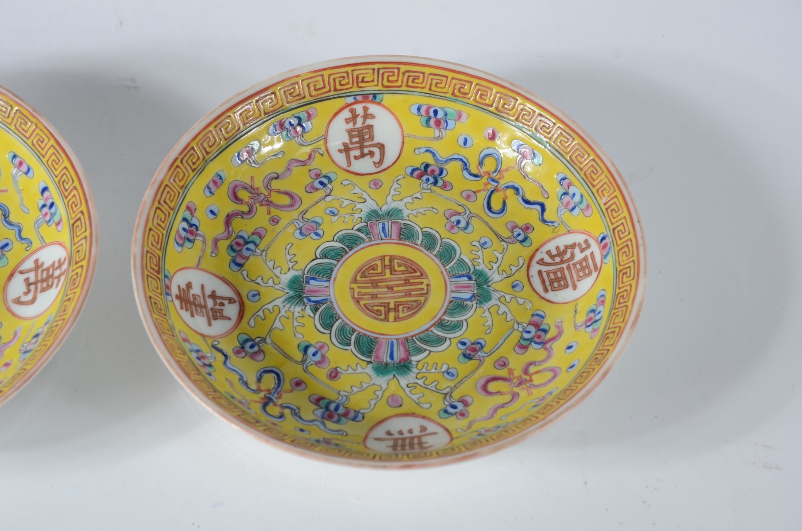 Par de pratos de porcelana chinesa policromada sobre fundo amarelo... - foto 4 de 7