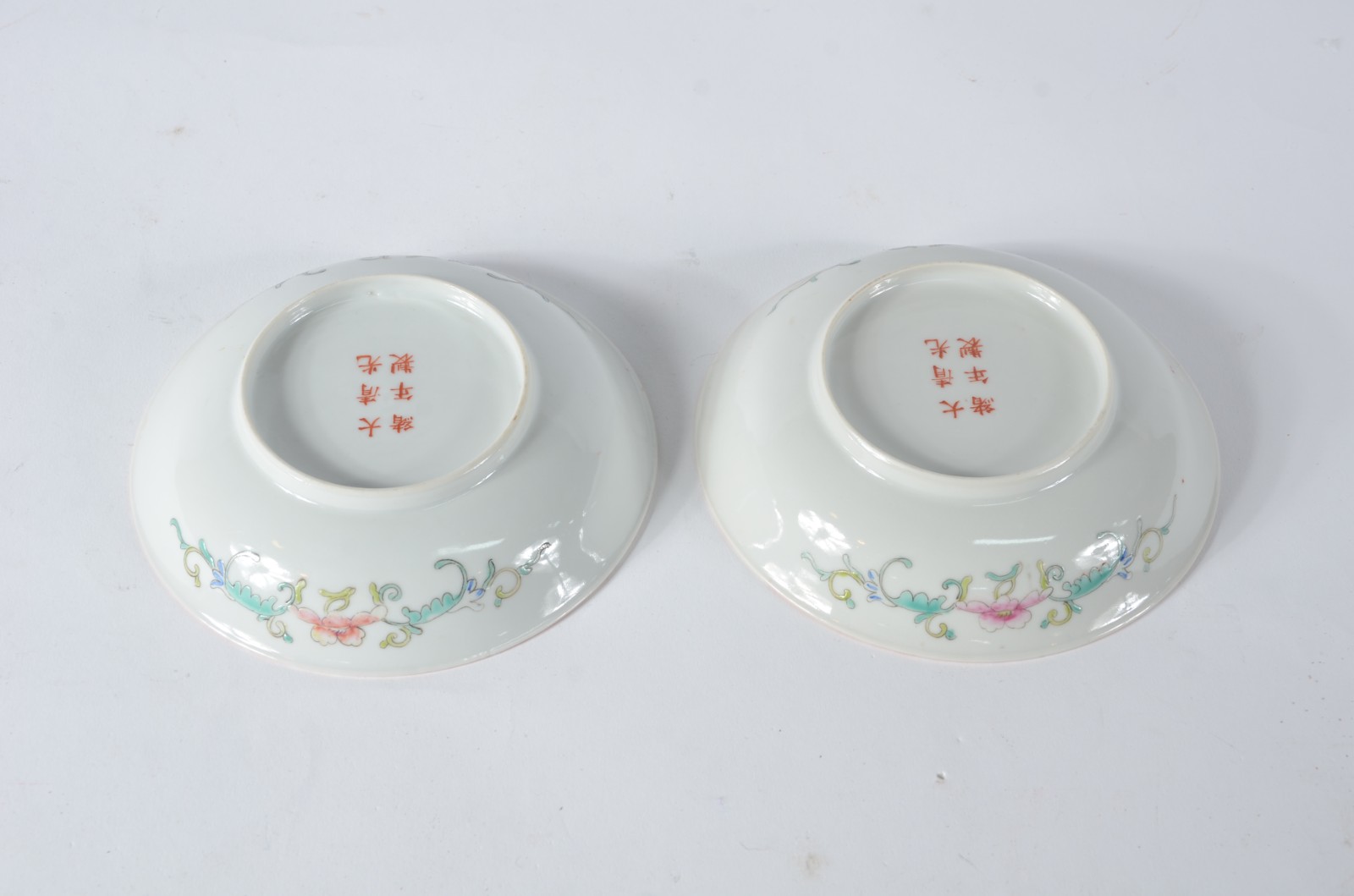 Par de pratos de porcelana chinesa policromada sobre fundo amarelo... - foto 5 de 7