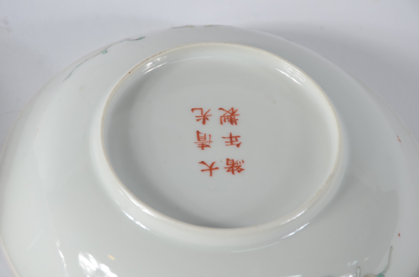 Par de pratos de porcelana chinesa policromada sobre fundo amarelo... - foto 7 de 7