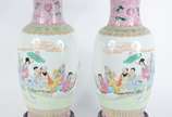Par de vasos de porcelana chinesa decorados com... - Par de vasos de porcelana chinesa decorados com figuras típicas em policromia e guirlandas florais, acompanham peanhas de madeira.