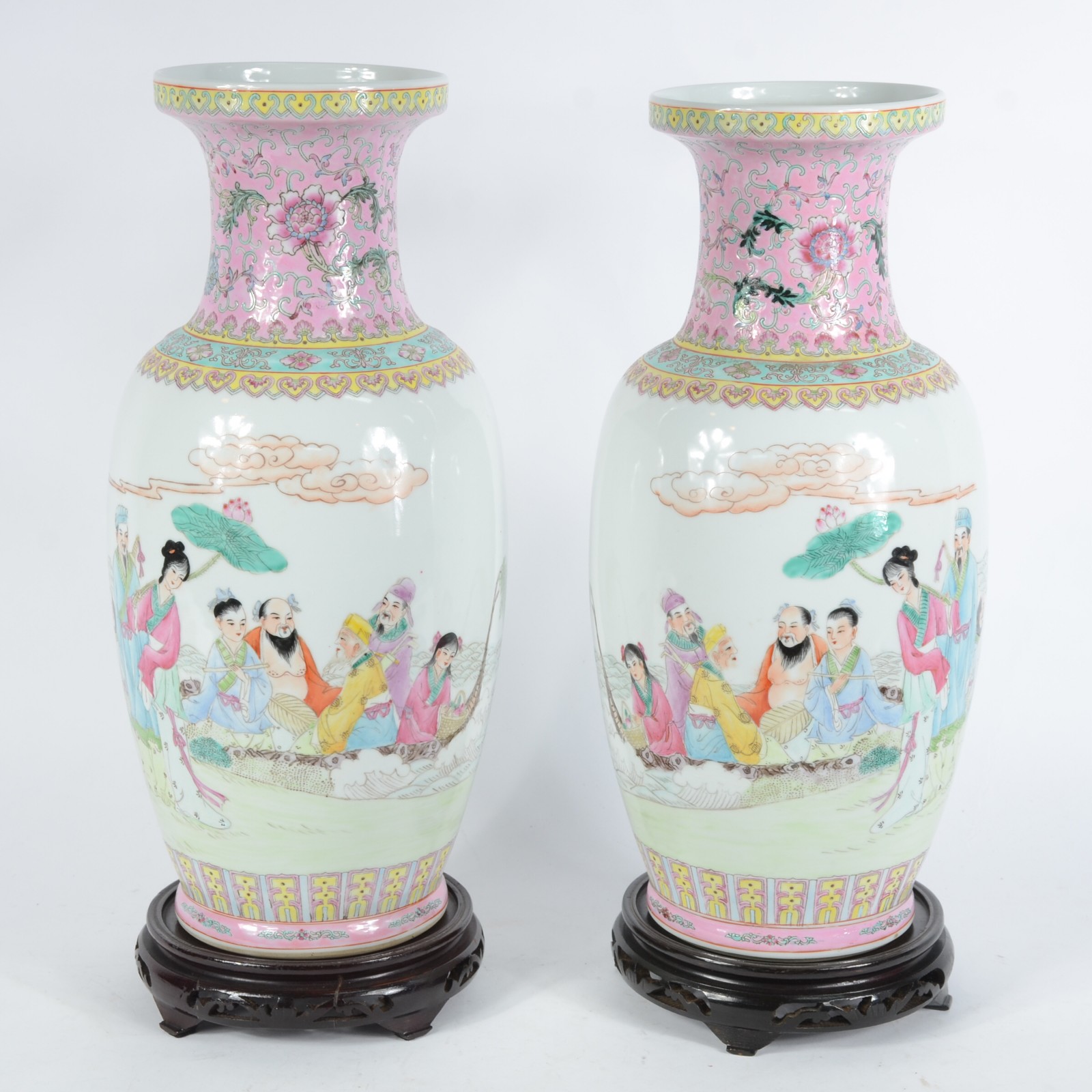 Par de vasos de porcelana chinesa decorados com figuras típicas em... - foto 1 de 8