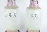 Par de vasos de porcelana chinesa decorados com... - Par de vasos de porcelana chinesa decorados com figuras típicas em policromia e guirlandas florais, acompanham peanhas de madeira.