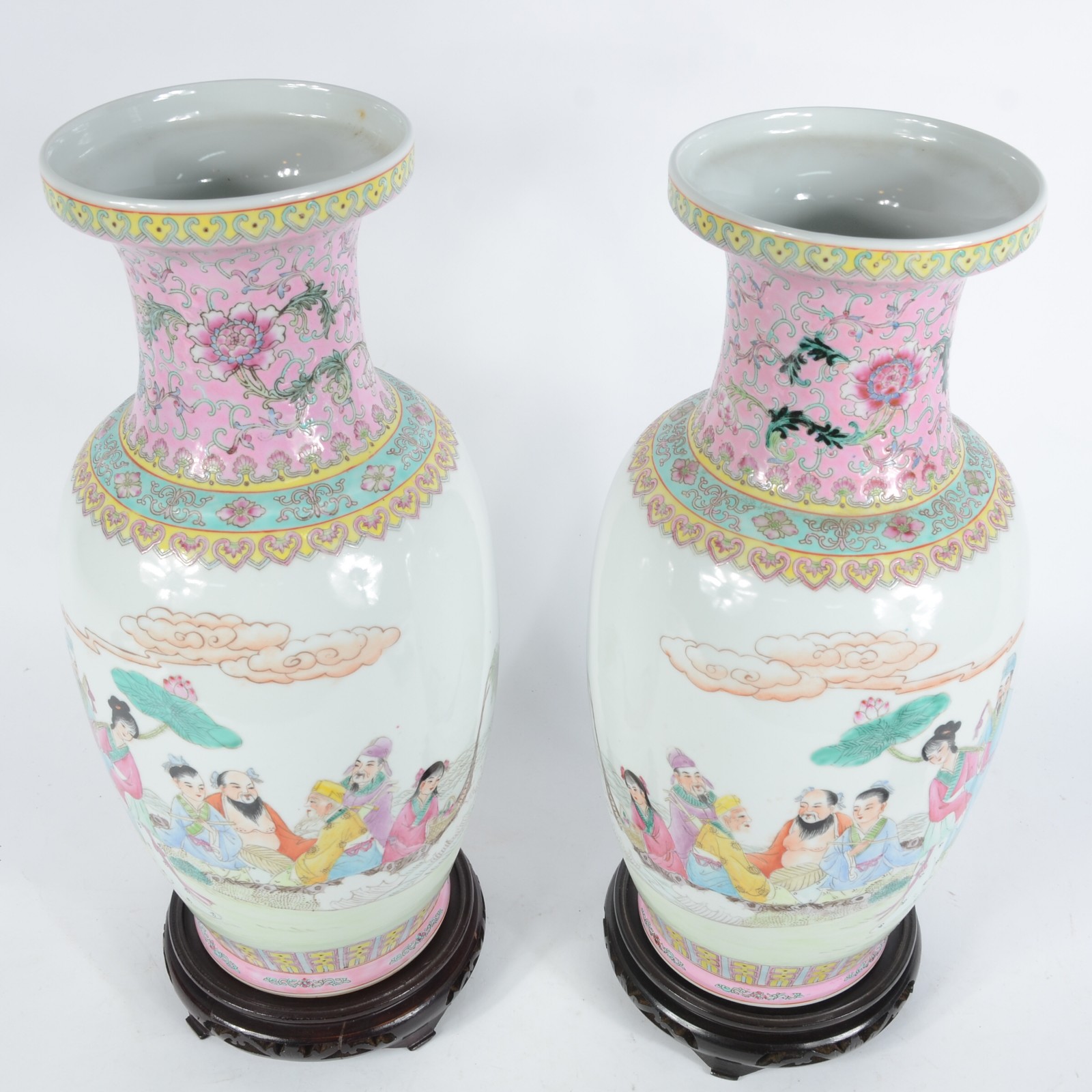 Par de vasos de porcelana chinesa decorados com figuras típicas em... - foto 3 de 8