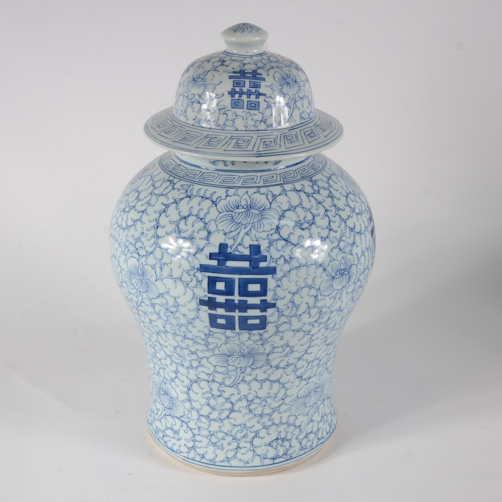 Potiche de porcelana oriental na cor azul e branco, decorado com... - foto 1 de 6