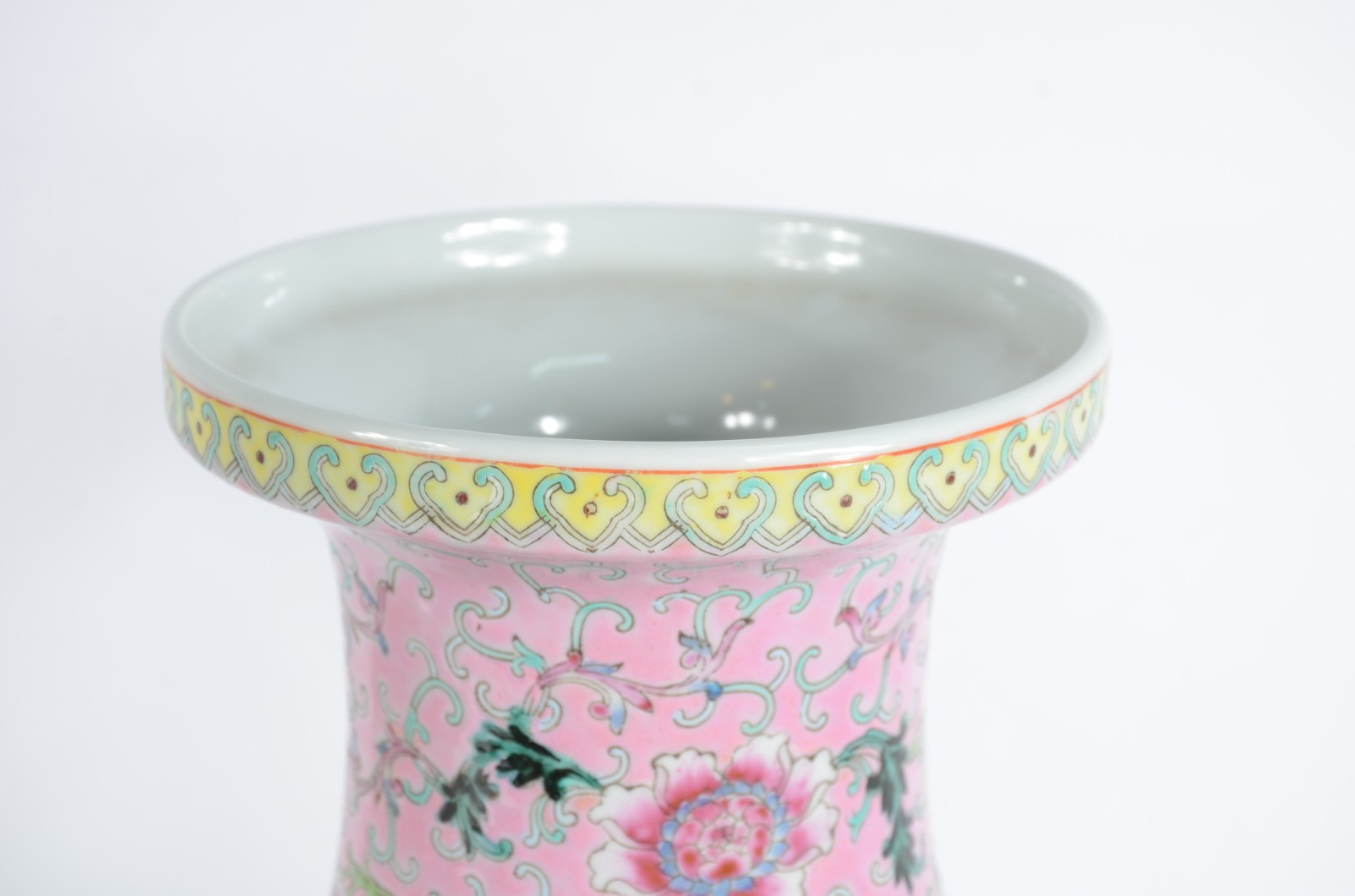 Par de vasos de porcelana chinesa decorados com figuras típicas em... - foto 4 de 8