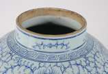 Potiche de porcelana oriental na cor azul e bra... - Potiche de porcelana oriental na cor azul e branco, decorado com ideograma da dupla felicidade, símbolo da fidelidade conjugal, sobre fundo com ...