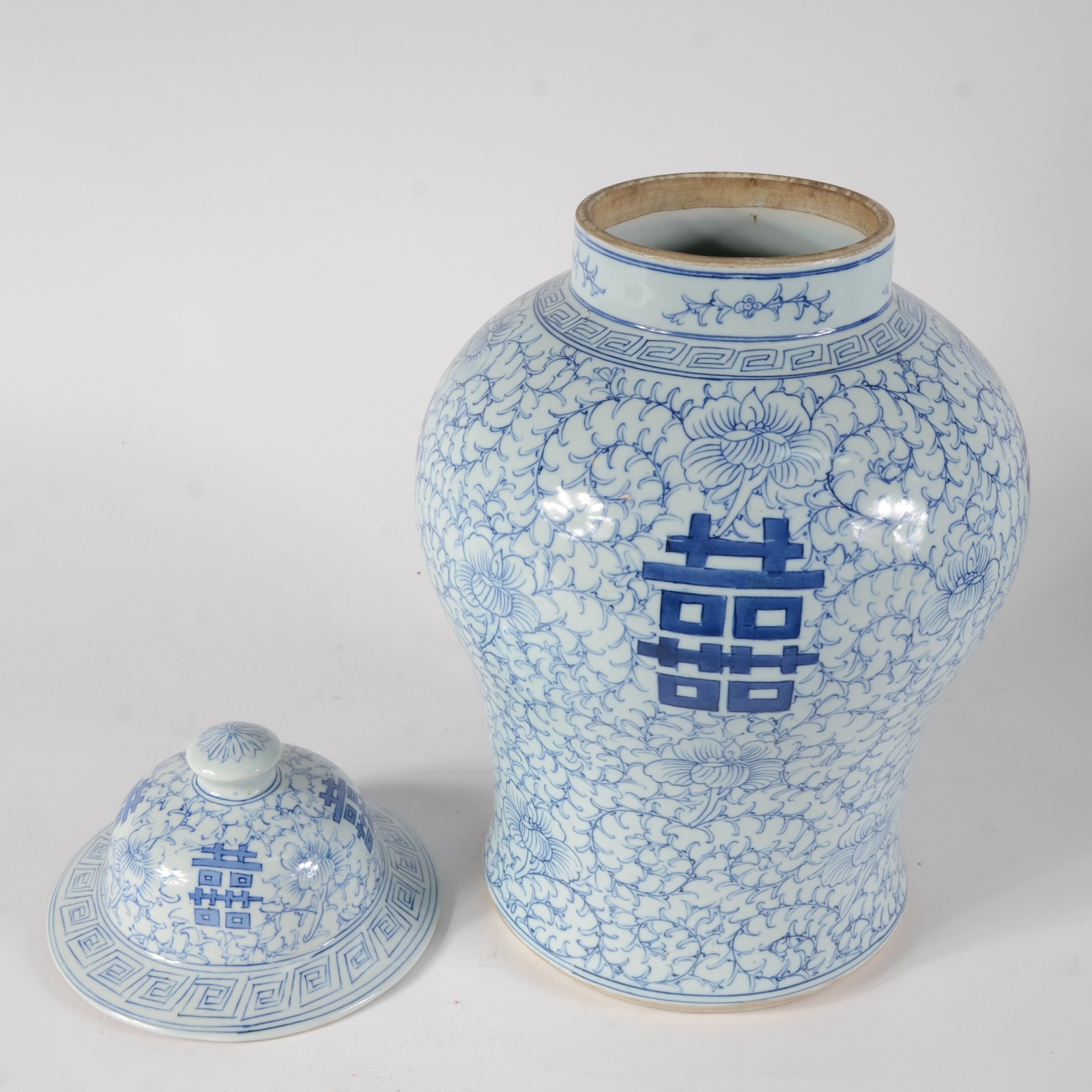 Potiche de porcelana oriental na cor azul e branco, decorado com... - foto 2 de 6