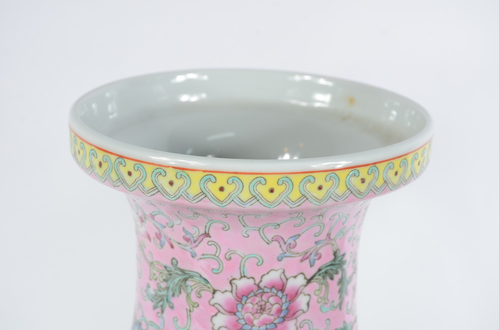 Par de vasos de porcelana chinesa decorados com figuras típicas em... - foto 5 de 8