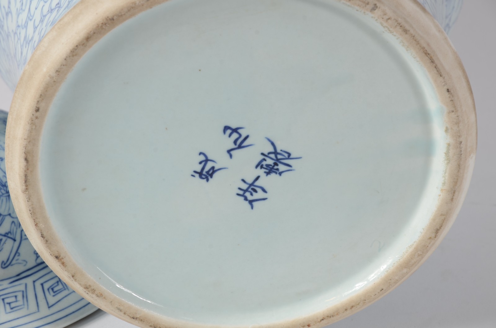 Potiche de porcelana oriental na cor azul e branco, decorado com... - foto 4 de 6