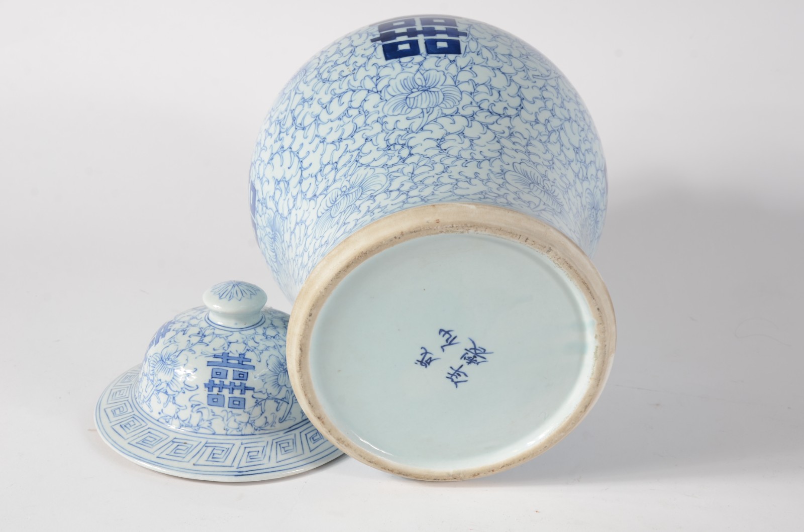 Potiche de porcelana oriental na cor azul e branco, decorado com... - foto 5 de 6
