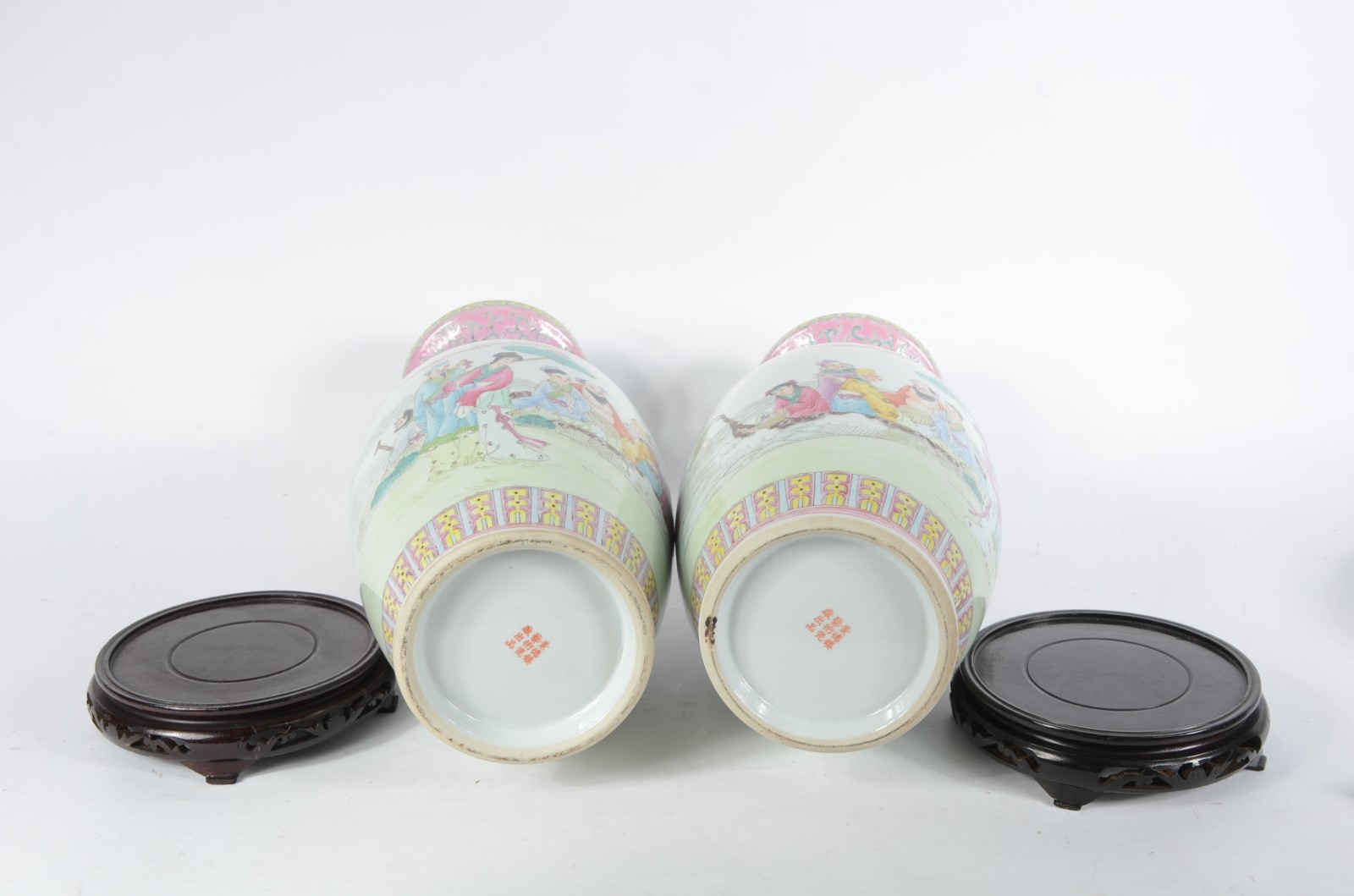 Par de vasos de porcelana chinesa decorados com figuras típicas em... - foto 6 de 8